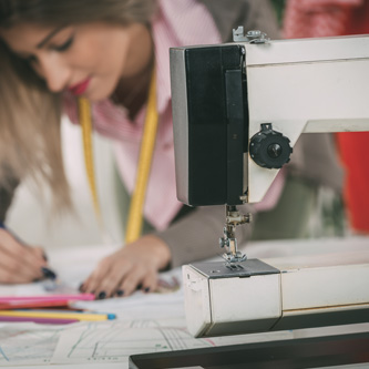Uso de una máquina de coser profesional